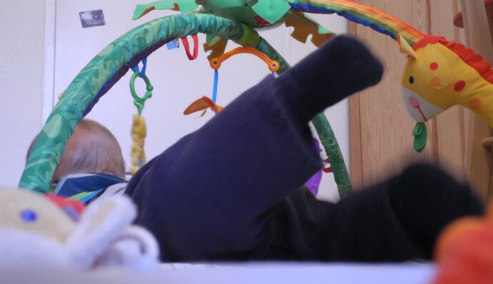 Wann lernt mein Baby krabbeln?