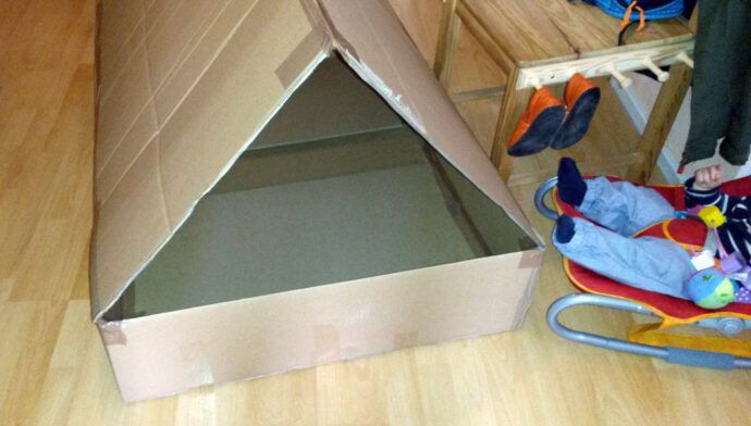 Hausboot aus Pappkarton