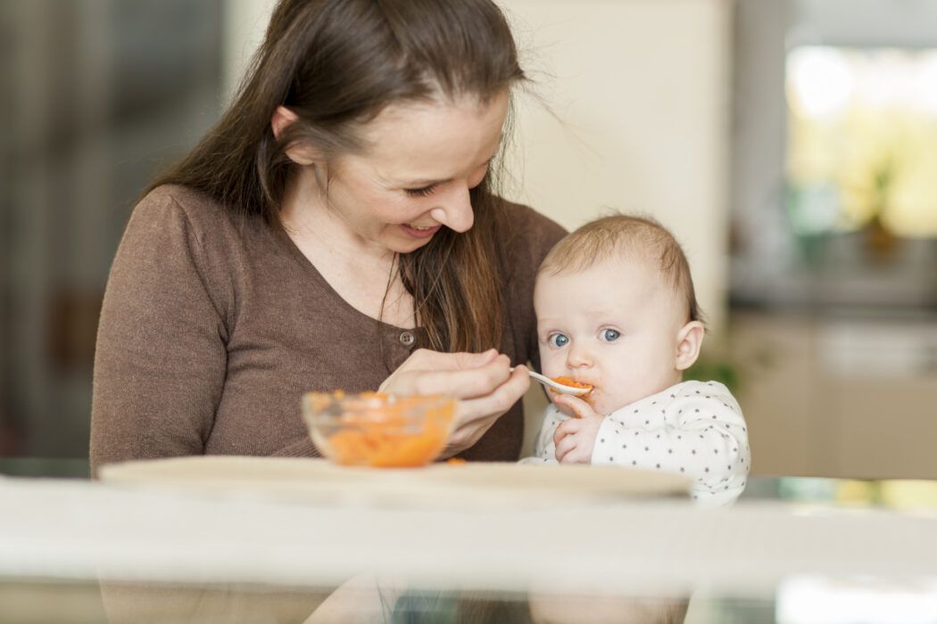 Mutter füttert Baby, 6 Monate - mother feeding baby child, 6 month