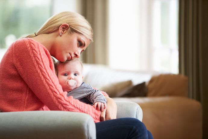 Getresste Mutter mit Baby