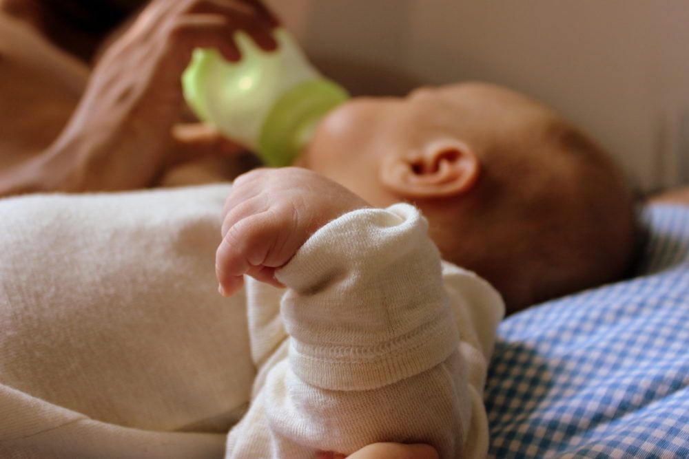 abgepumpte Muttermilch füttern