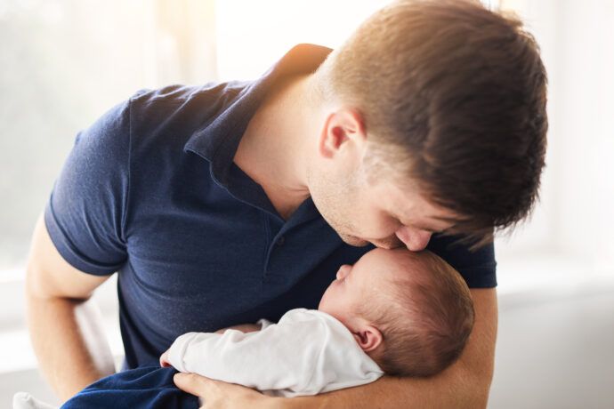 Vater mit Baby papa Elternzeit