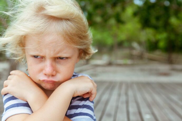 wütendes Kleinkind mag nicht in den Kindergarten