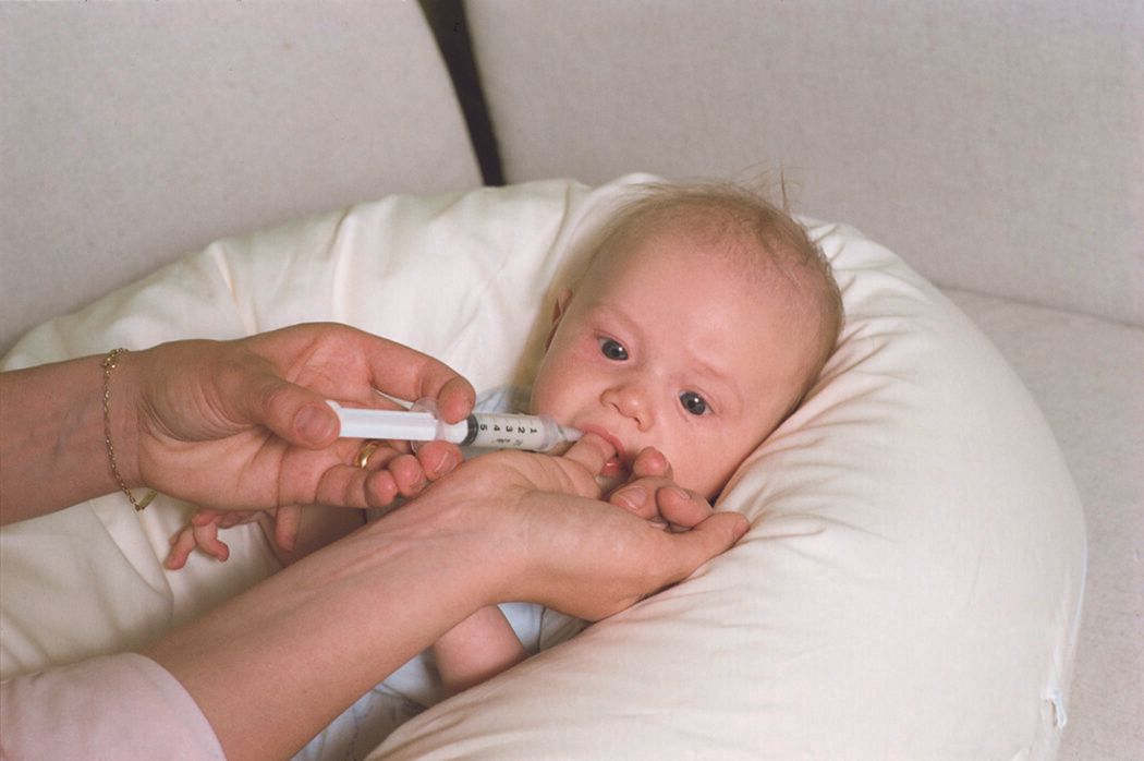 Baby wird mit Fingerfeeder zugefüttert