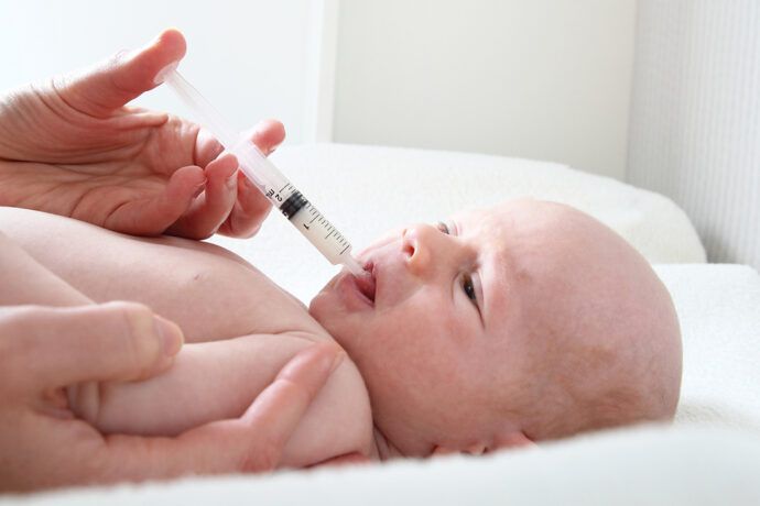 Baby bekommt Vitamin K tropfen