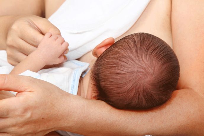 Kolostrum: Neugeborenes wird gestillt