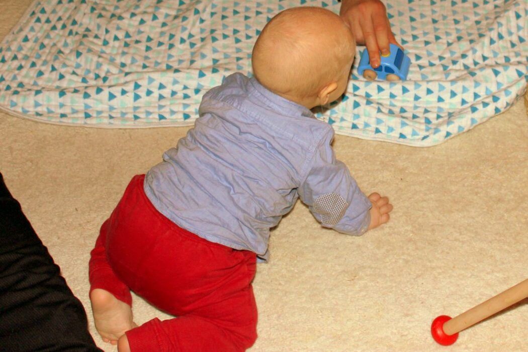 Baby krabbelt