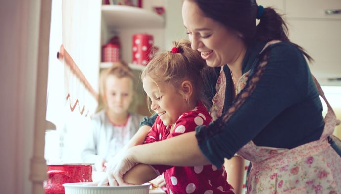 Kinder helfen beim Kochen