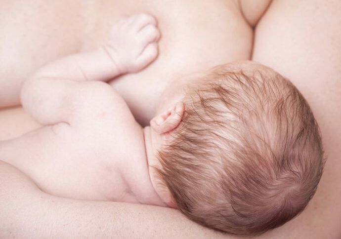 Baby wird gestillt
