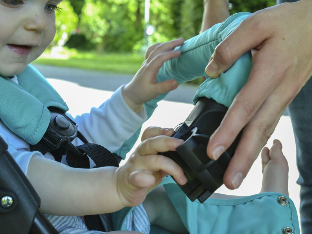 Der Sicherheitsbügel ist abnehmbar, dadurch kannst Du dein Kind einfacher aus dem Buggy nehmen.