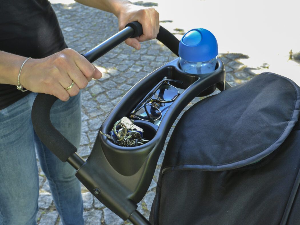 Die Utensilienablage (im Lieferumfang enthalten) ist abnehmbar und besitzt außerdem 2 Becher-Einkerbungen.