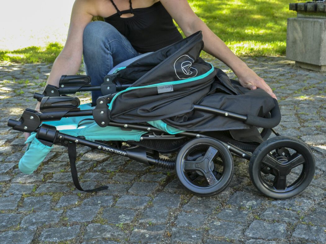 Passt durch sein Faltmaß (84 x 49 x 40 cm) gut in kleine Autos wie zum Beipiel einen Ford Fiesta.