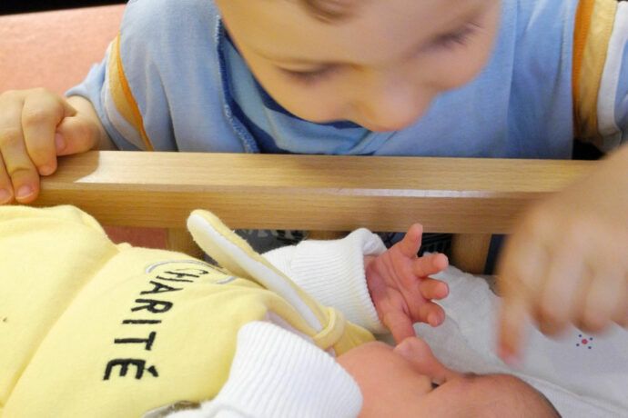 Fünf Tipps fürs erste Treffen zwischen Baby und Geschwisterchen