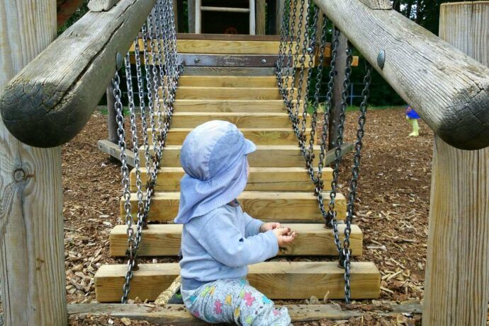 Kinder Spielplatz, kind auf dem spielplatz