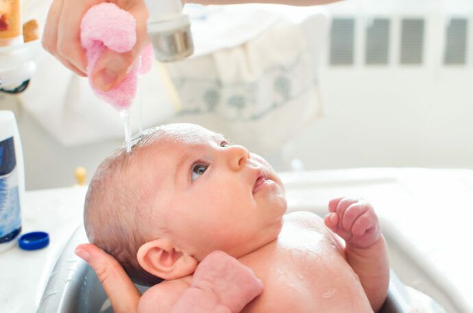 Babys erstes Bad
