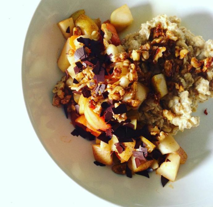 Power für die Schwangerschaft: Porridge mit karamellisierten Früchten und Nüssen