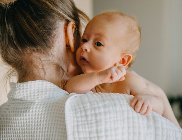 baby macht bäuerchen, muttermilch oder flaschennahrung