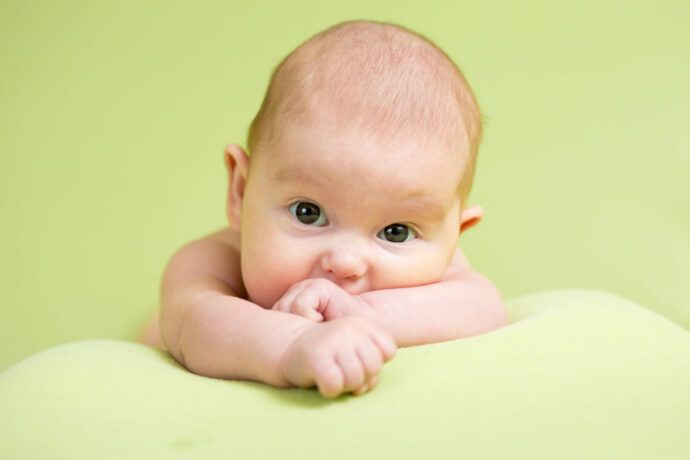 Baby 2 Monate, baby 3. lebensmonat, baby 2 monate tagesablauf, trinkmenge, gewicht, schläft viel, entwicklung