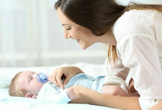 Baby anziehen, neugeborenes anziehen, baby richtig anziehen, babys anziehen tricks, babys anziehen sommer, babys anziehen winter, neugeborenes zuhause anziehen, baby weint beim anziehen