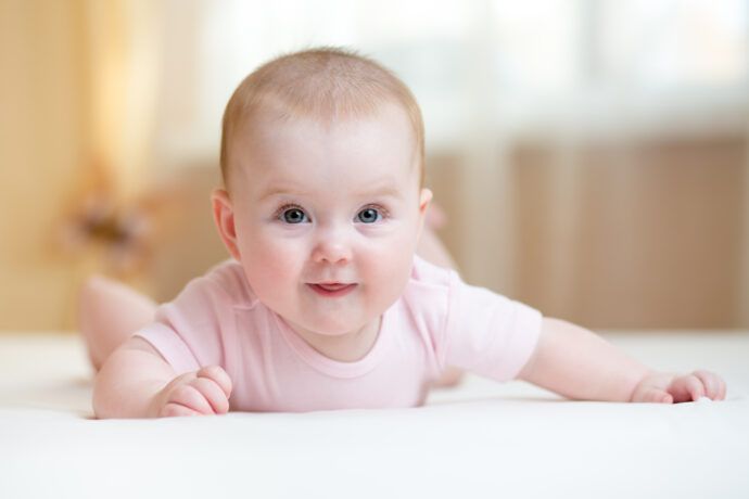 Wann hebt mein Baby sein Köpfchen