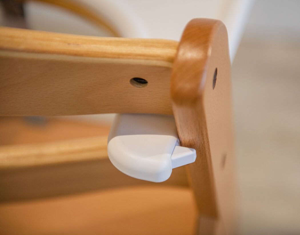 befestigung click tray am alpha plus hochstuhl r&uuml;ckansicht