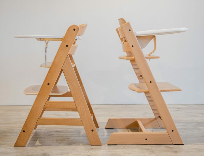 hochstühle nebeneinander hauck alpha plus und stokke trip trap jeweils mit tray seitlich
