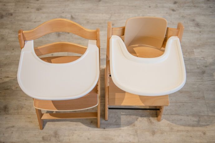vergleich essbretter click tray von hauck und stokke tray nebeneinander vogelperspektive