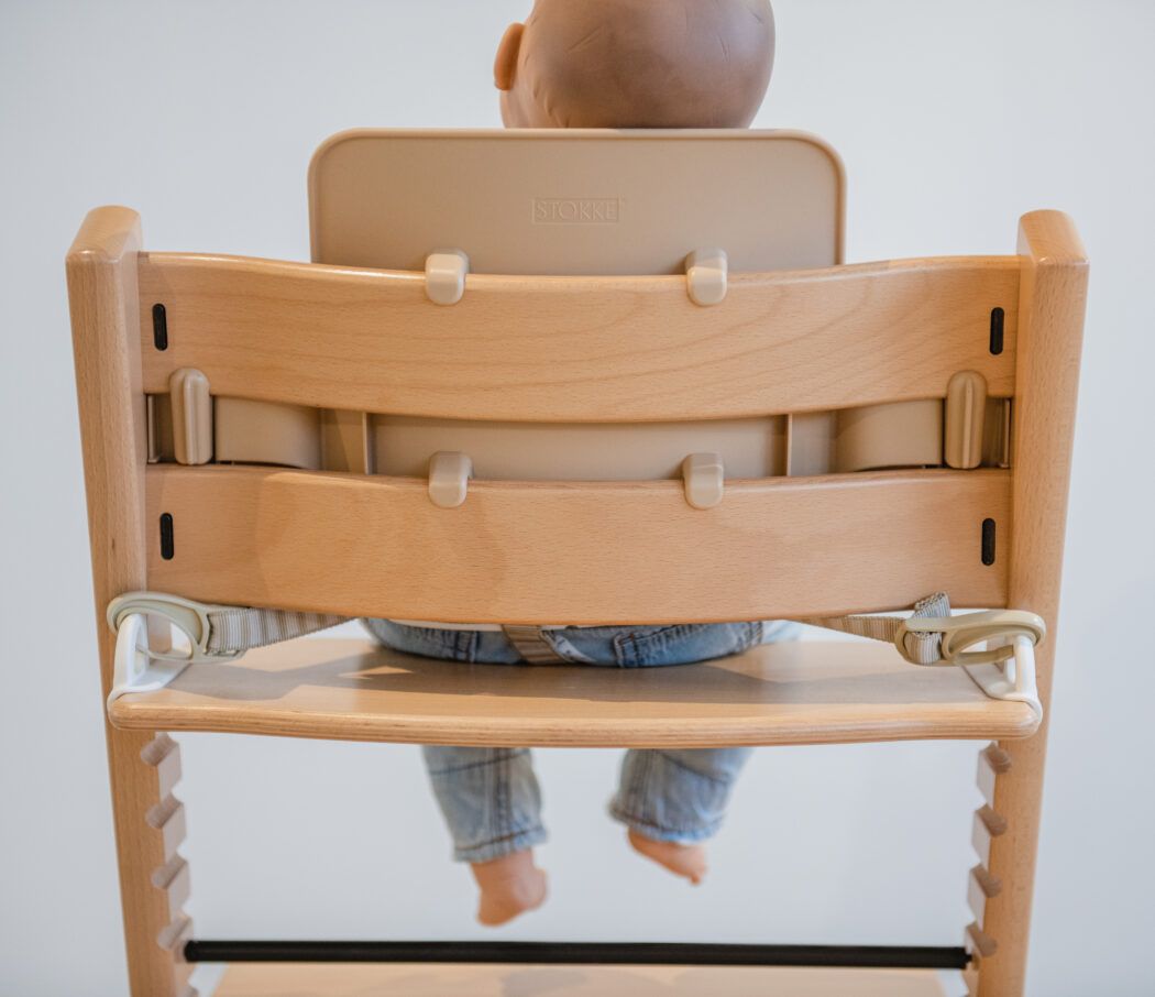 baby sitzt im stokke baby set mit 5-punkt-gurt von hinten