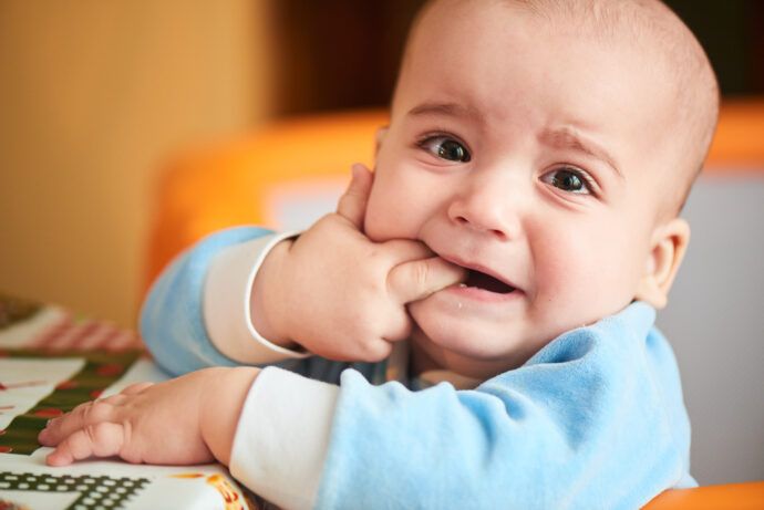 zahnen baby, zahnen symptome, zahnen fieber 39, wie sieht das zahnfleisch aus wenn babys zahnen, was hilft beim zahnen nachts, wie lange dauert zahnen, zahnen durchfall
