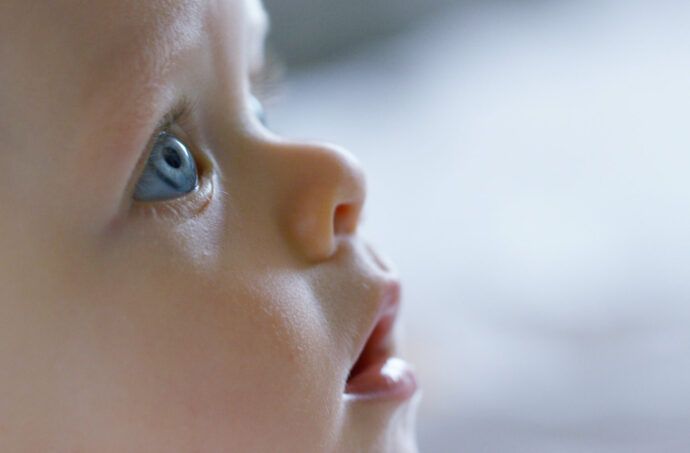 Baby hat Mundgeruch, Baby riecht aus dem Mund, Baby Atem riecht