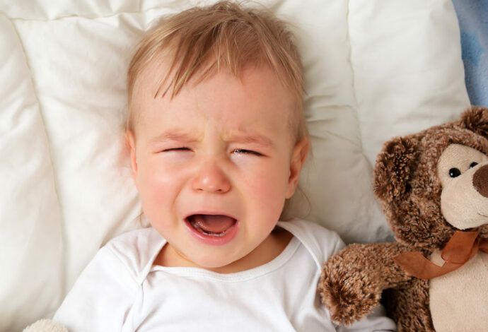 Baby Nachtschreck, Baby schlägt nachts um sich und schreit