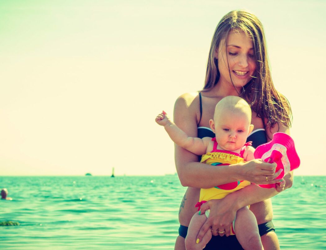 erster Sommer mit Baby Tipps, Baby im Sommer richtig anziehen, Sonnencreme für Babys