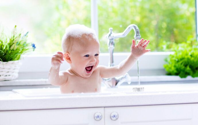 life hacks mama baby in spüle baden