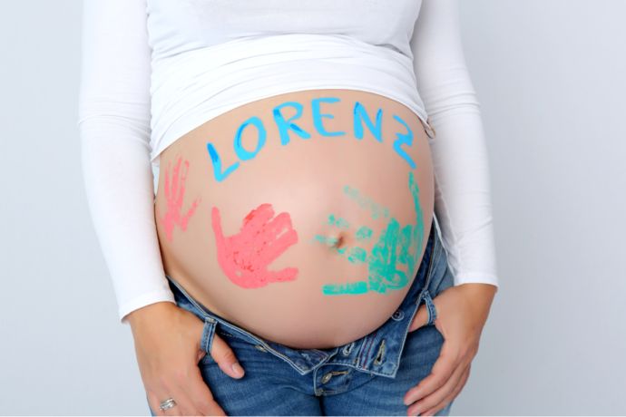 babybauch bemalen handabdrücke babybauch shooting bodypainting erinnerungen schwangerschaft
