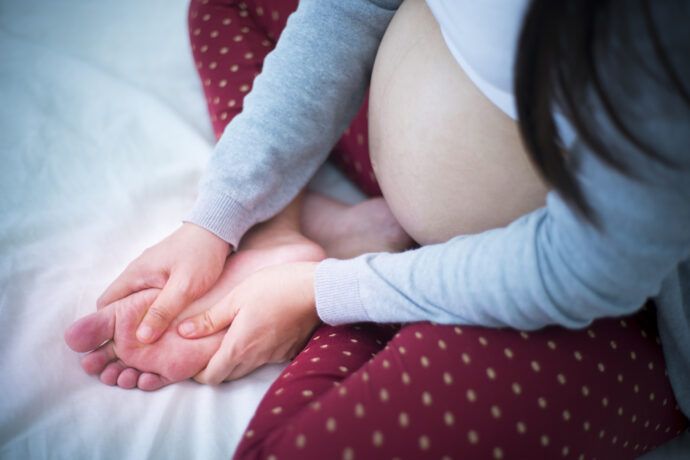 geschwollene füße schwangerschaft, wassereinlagerungen. ödeme, kompressionsstrümpfe, dicke waden