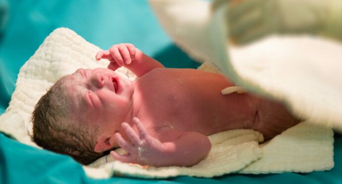 vaginal seeding geburt kaiserschnitt baby immunsystem darmflora scheidensekret bakterien