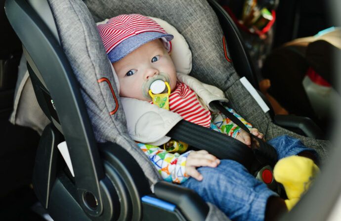 wie lange babyschale zufriedenes baby sitzt im auto kindersitz