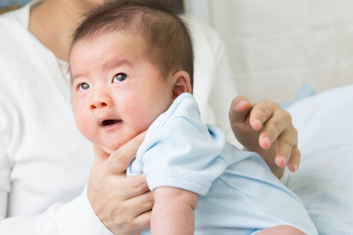 Baby Bäuerchen auslösen, Bäuerchen kommt nicht, Baby zum Bäuerchen wecken