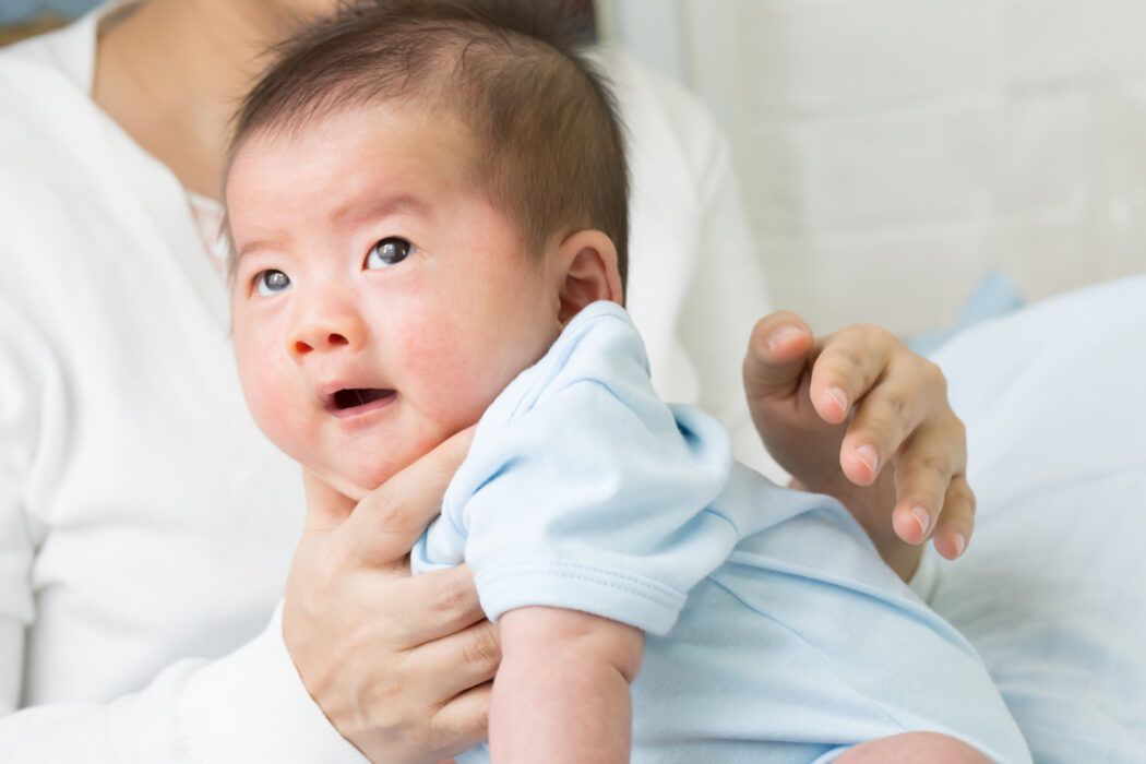 Baby Bäuerchen auslösen, Bäuerchen kommt nicht, Baby zum Bäuerchen wecken