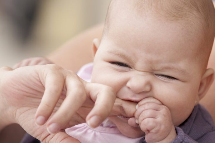 baby beißt mutter, baby beißt beim stillen, baby beißt andere kinder, baby beißt in brsutwarze