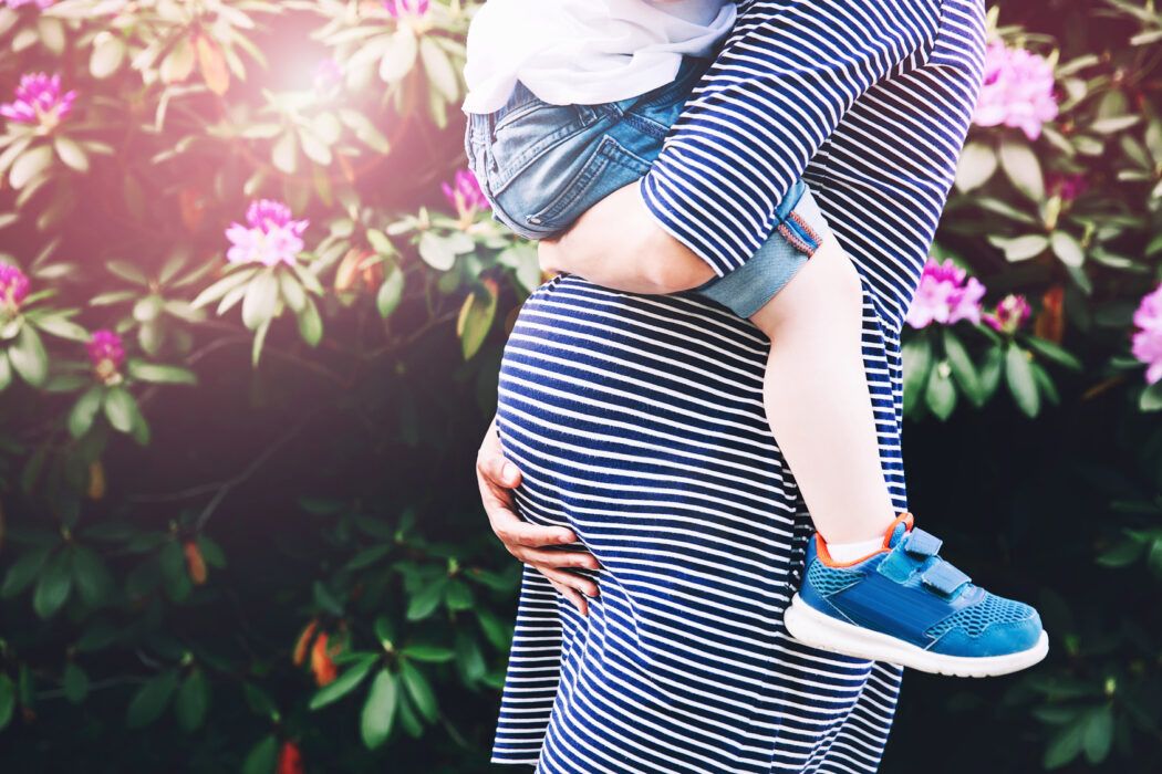 kleinkind tragen in der schwangerschaft, baby tragen schwanger, schwangerschaft tragetuch, babytrage, dürfen schwangere 5 kilo heben