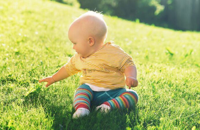 erster frühling mit baby, baby im frühling richtig anziehen, baby ostern