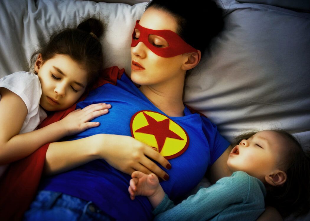 Zwei Kinder gleichzeitig ins Bett bringen, geschwister ins bett bringen, kleinkind und baby ins bett bringen alleinerziehend
