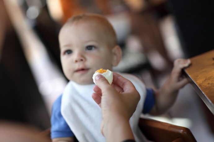 baby eier ab wann, baby nüsse ab wann, baby honig ab wann gefährlich, was dürfen babys wann essen