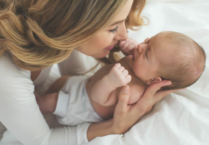 Baby richtig halten, Baby hochnehmen