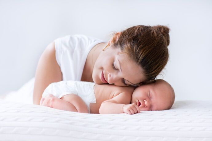 baby schläft auf dem bauch gefährlich, sids studien bauchschläfer, baby dreht sich nachts auf den bauch,