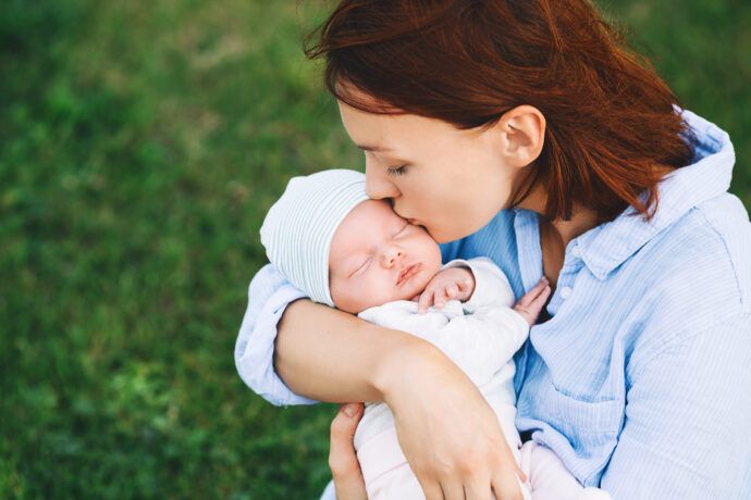 sommerbaby richtig anziehen sonnenschutz baby im sommer schützen stillen bei hitze