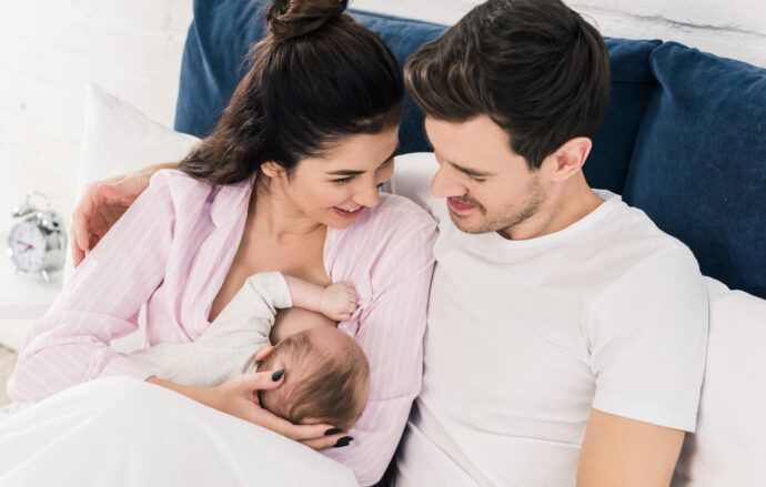 frau beim stillen unterstützen vater wochenbett unterstützung papa