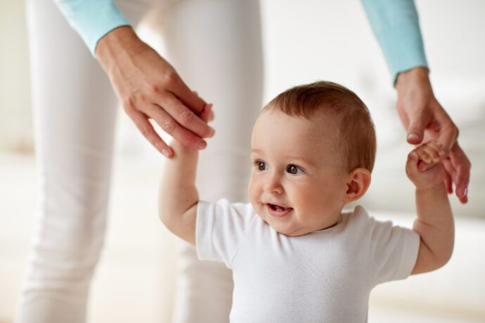 baby motorik fördern, motorische entwicklung baby laufen lernen unterstützen, drehen lernen unterstützen, sitzen lernen baby hinsetzen, lauflernwagen sinnvoll, gehfrei gefährlich