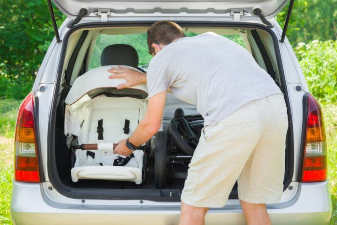 Passt Kinderwagen ins Auto in den Kofferraum